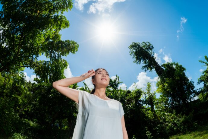 夏の日差しを浴びる女性