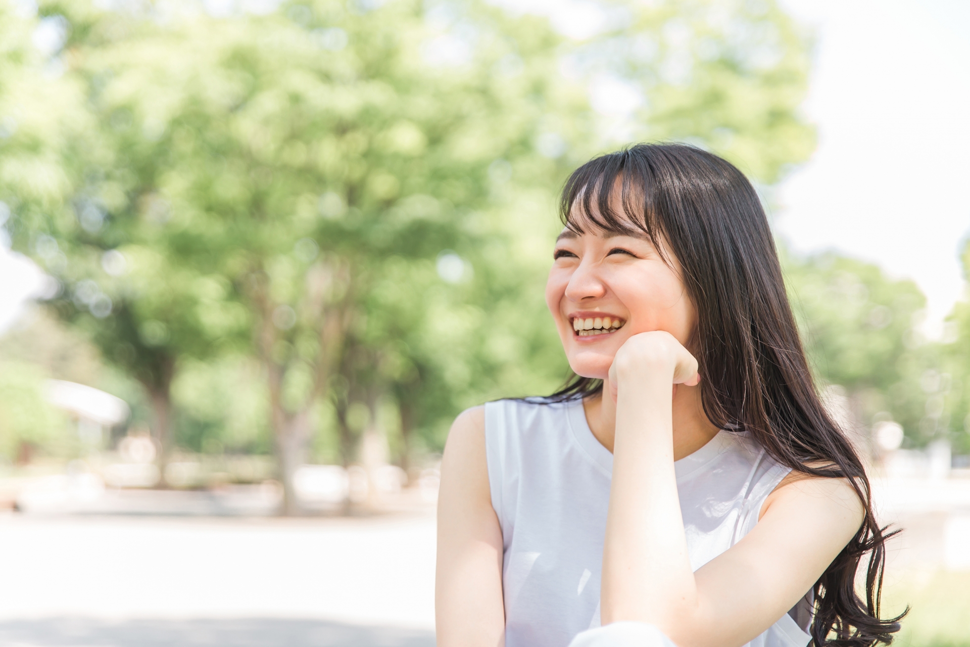 笑顔でリラックスした状態の女性