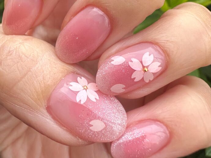 桜の乗ったピンクのグラデーションネイル