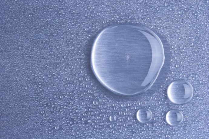 透明な液体の水滴