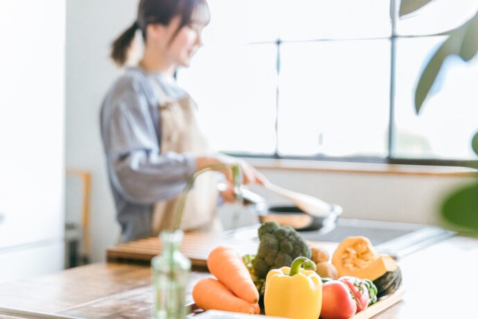 料理中の女性