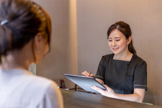 面接される女性とメモする女性