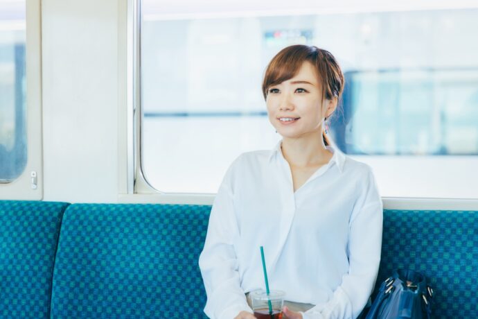 電車に乗っている女性