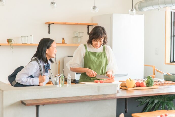 料理中のお母さんと子供